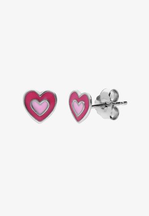 Boucles d'oreilles clous en argent avec des formes de cœur imbriquées ; le cœur extérieur est rouge et le cœur intérieur est émail rose.