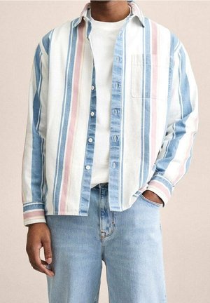 Chemise rayée en coton léger bleu ciel, rose et blanc avec un devant à boutons, une poche poitrine et des manches longues, associée à un denim bleu clair.