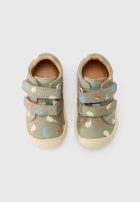 Πράσινα παπούτσια με σχέδια φάλαινας, με δύο ρυθμιζόμενους ιμάντες με βέλκρο, απαλό εσωτερικό και ανοιχτόχρωμη λαστιχένια σόλα.