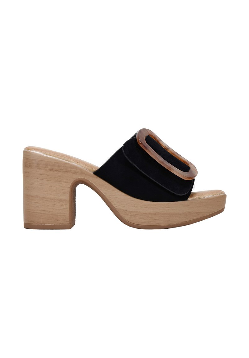Mule de plataforma de ante negro con un tacón de bloque de madera curvado, que presenta un gran acento rectangular marrón en la correa superior.