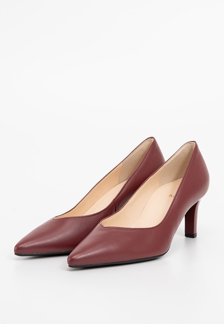 Tacchi alti in pelle bordeaux con punta affusolata, superficie liscia e design del tacco leggero. L'interno presenta una fodera di colore chiaro.