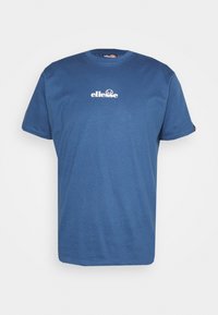 Niebieski bawełniany t-shirt z krótkimi rękawami, z białym logo na piersi i okrągłym dekoltem. Prosty wzór, bez nadruków.