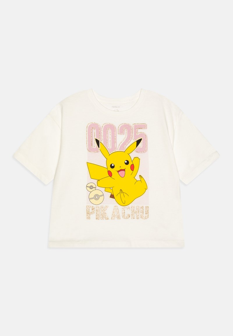 Fehér póló, amelyen egy nagy sárga Pikachu grafika található, rózsaszín "0025" felirattal és csillogó "PIKACHU" felirattal. Rövid ujjú, laza szabású.