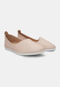 Roosa slip-on jalatsid, millel on pehme nahk ja sile pind, valged kummist tallad ja pruunid tekstiili aktsendid kanna piirkonnas. Minimalistlik disain.