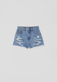 Shorts en denim taille haute de couleur bleu clair, avec des accents usés et un ourlet effiloché, une conception à cinq poches et une fermeture à bouton métallique.
