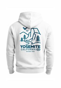 Weiße Kapuzenjacke mit einem blauen Grafikdesign des Yosemite-Nationalparks, das Berge, Bäume, einen Fluss und einen Adler zeigt, zusammen mit Text.