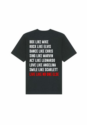 Schwarzes Baumwoll-T-Shirt mit weißem und rotem Text. Der Text enthält Phrasen wie "BOX LIKE MIKE" und "LIVE LIKE NO ONE ELSE." Klassischer Schnitt.