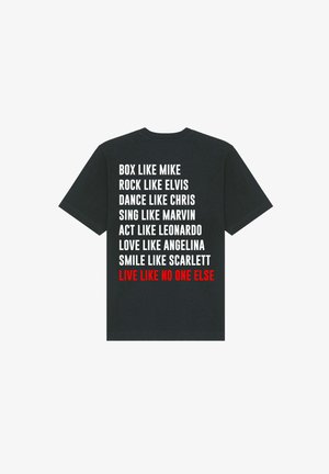Črna bombažna majica s belim in rdečim besedilom. Besedilo vključuje fraze, kot so "BOX LIKE MIKE" in "LIVE LIKE NO ONE ELSE." Klasičen kroj.