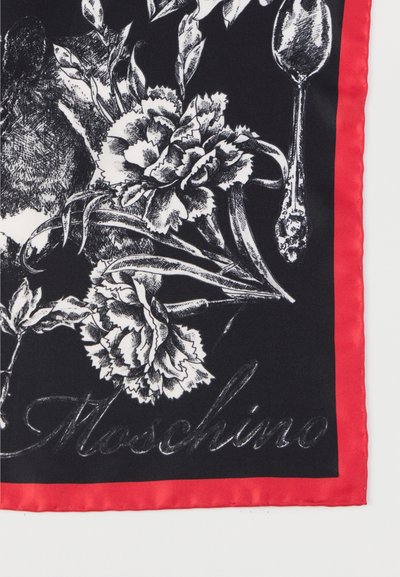 Hodvábna šatka s čiernym pozadím, zdobená bielymi kvetinovými a lyžicovými ilustráciami, zakončená červeným saténovým lemom a detailom "Moschino".