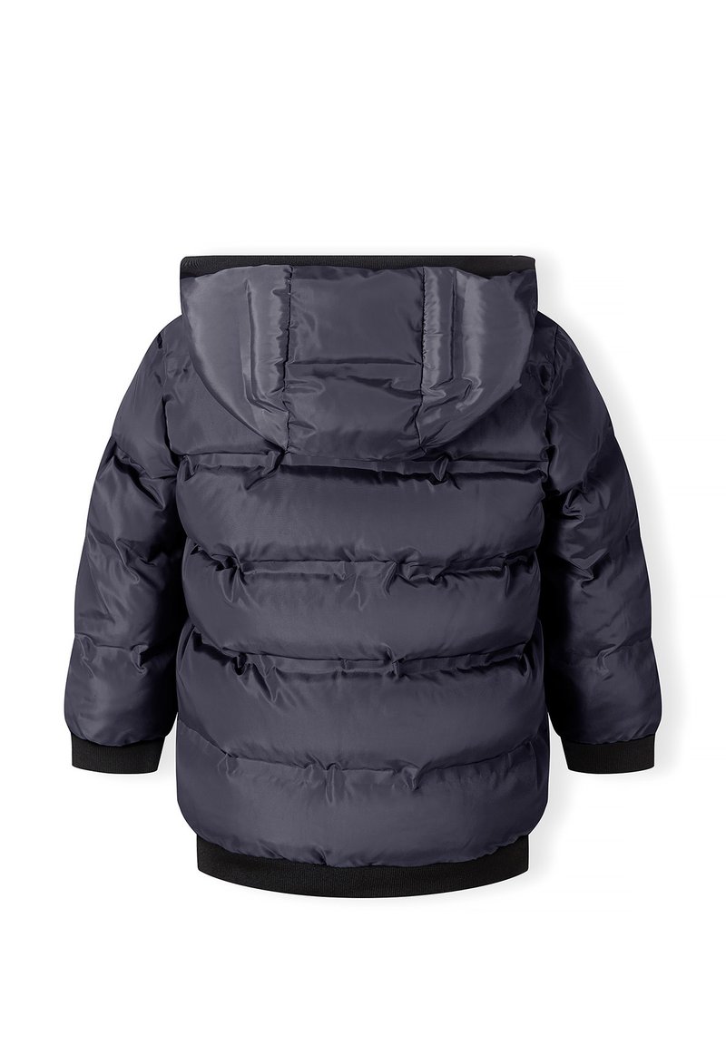 Giacca puffer blu navy con cappuccio removibile, texture trapuntata, polsini e orlo elasticizzati. Presenta un esterno liscio e lucido senza marchi visibili.