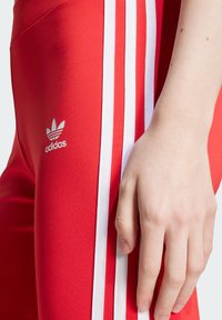 adidas Originals FLARED - Tamprės – kelnės - better scarlet