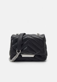 Sort quiltet håndtaske med sildebensmønster. Har en kæderem og en sølvfarvet logoplade med "Armani Exchange." Blødt lædermateriale.
