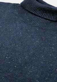 Ciemnoniebieski sweter z golfem o teksturowanym wzorze dzianiny, z prążkowym kołnierzem i drobniejszymi wstawkami jasnoniebieskiego i szarego koloru.