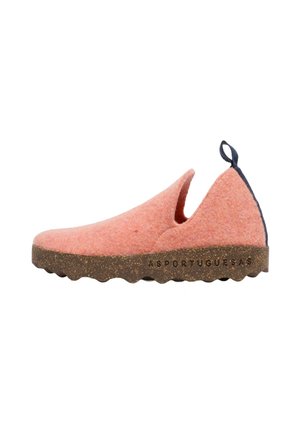 Lavt skåret pink filt slip-on sko med brun struktureret sål og mørkeblå trækskammel ved hælen, sidebranded med "ASPORTUGUESAS."
