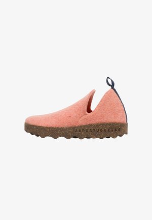 Flach geschnittener, rosa Filz-Slipper mit brauner, strukturierter Sohle und dunkelblauem Tragegriff an der Ferse, seitlich gebrandmarkt mit "ASPORTUGUESAS."