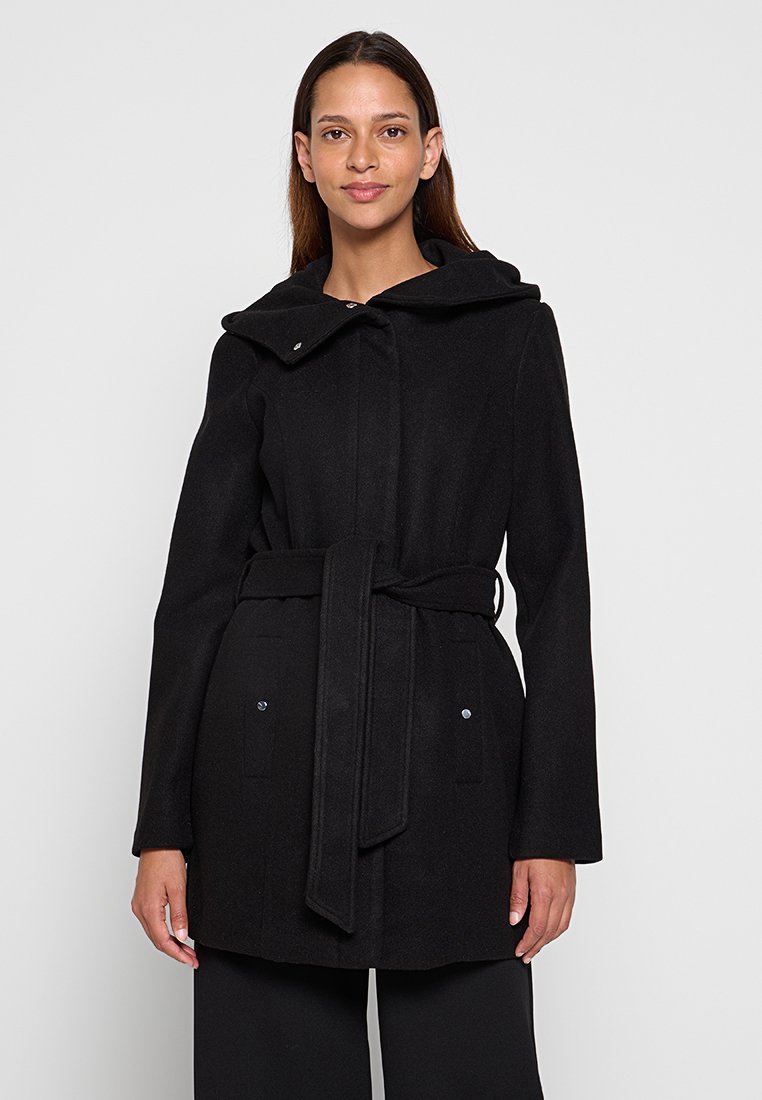 Manteau en laine noire avec capuche, taille ceinturée et deux poches avant. Présente une coupe droite et un design simple et minimaliste.
