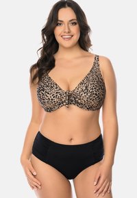 Bikini top v leopardím vzoru s uzlem uprostřed a širokými ramínky, doplněný o černé plavkové kalhoty s vysokým pasem a nařasenými bočními panely.