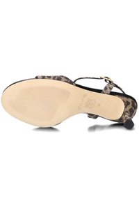 Huisdierenprint hoge hakken sandaal met een glanzende zwarte band, een getextureerde zool en een decoratieve gouden gesp, met een smalle stilettohak.