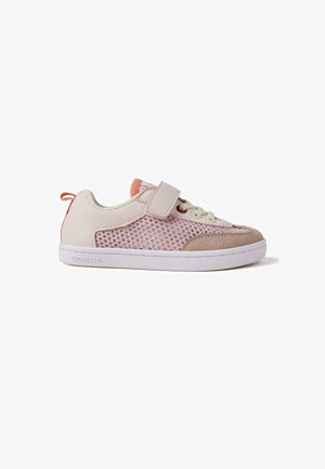 Zapatilla deportiva con parte superior de malla y ante en rosa y beige, con una tira de velcro, detalles en crema y una suela de goma blanca.
