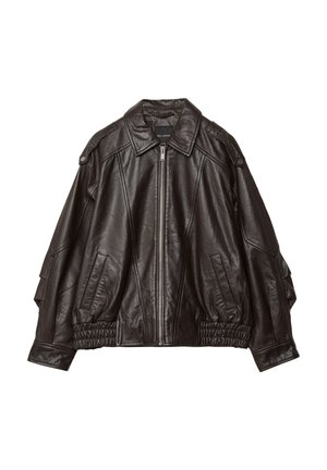 Čierna kožená bunda s cropped dizajnom, zapínaním na zips a bočnými vreckami. Textúrovaný materiál s nazhromaždenými detailmi na leme.