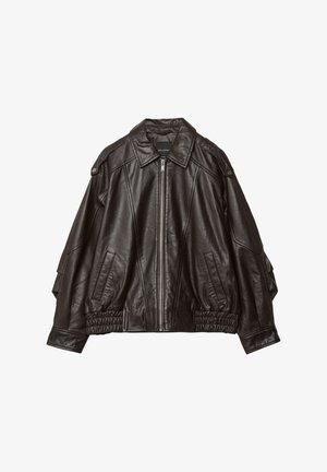 Čierna kožená bunda s cropped dizajnom, zapínaním na zips a bočnými vreckami. Textúrovaný materiál s nazhromaždenými detailmi na leme.