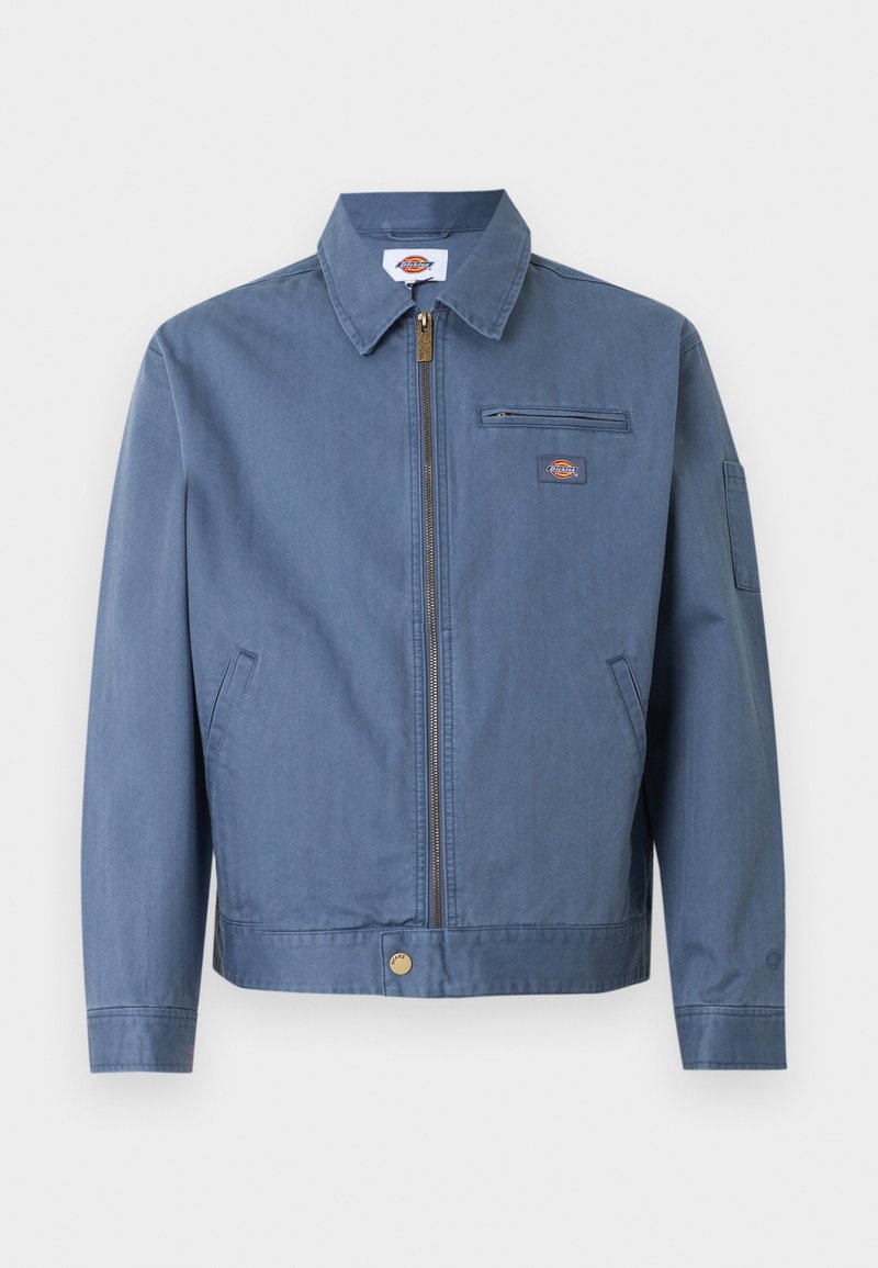 Giacca da lavoro blu con zip, colletto appuntito, tasca con zip sul petto, tasche laterali e patch con logo del marchio sul petto e all'interno del colletto.