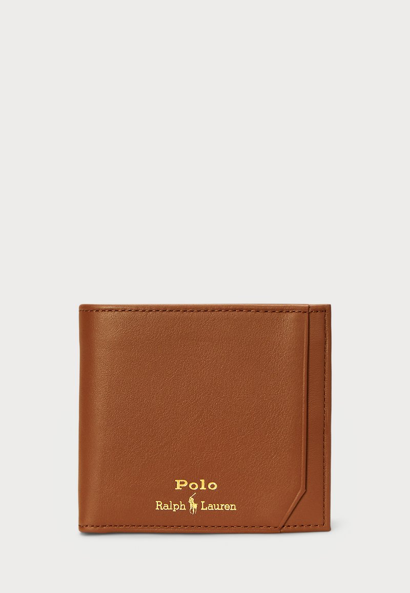 Portofel din piele maro deschis, cu o textură netedă, având un logo auriu, un slot pentru carduri și un design elegant, minimalist, cu colțuri rotunjite.