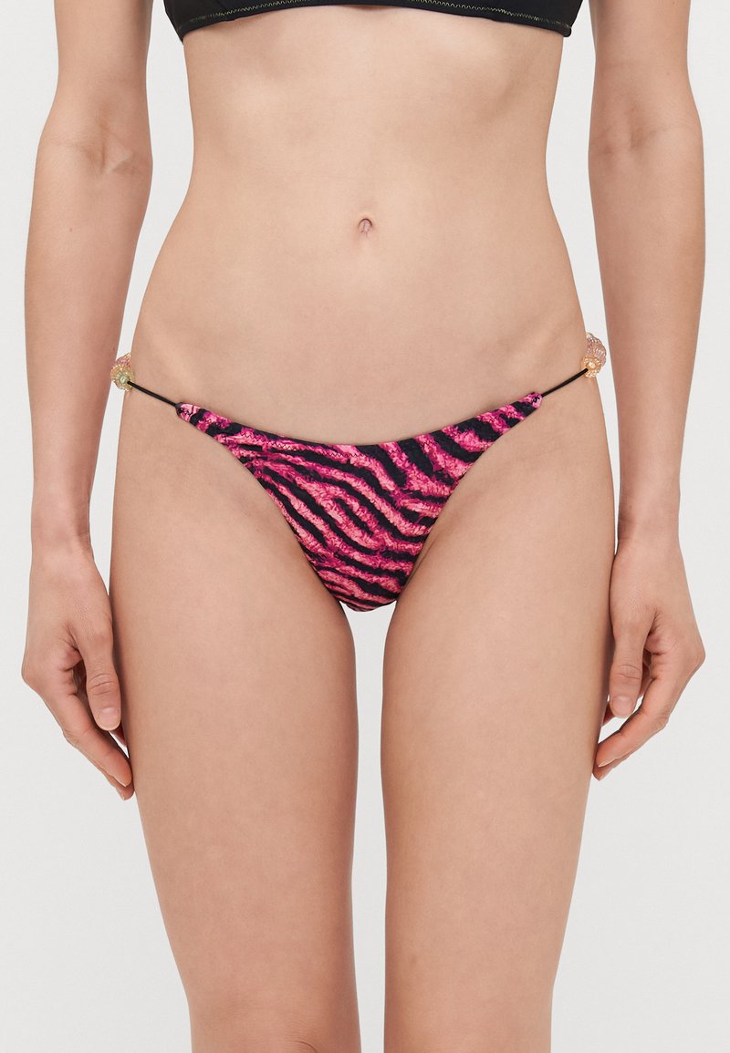 Rožinės ir juodos zebro rašto bikini kelnaitės su plonomis šoninėmis raištelėmis, puošiančiomis akcentais, pagamintos iš tamprios medžiagos patogumui.