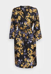 Zwarte bloemen badjas met gele en paarse bloemmotieven, lange mouwen en een zelf te strikken ceintuur in de taille; gladde stoftextuur.