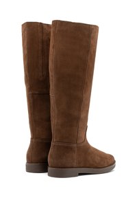 Barna, térd fölé érő, velúr csizmák sima felülettel, kerek orral és egyszerű varrási részletekkel; gumi talpuk tapadást biztosít.