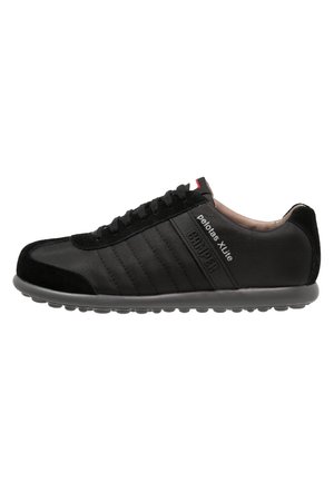 Czarny niski sneaker z teksturowaną podeszwą, wiązany z przodu i oznaczeniem „Camper pelotas X-Lite” z boku.