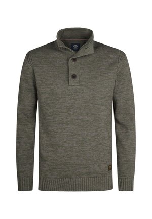 Jersey verde de punto con cuello alto, dos botones negros, puños y dobladillo acanalados, y un patrón texturizado en toda su superficie.