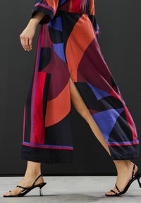 Next TALL FIT - V-NECK KAFTAN  - Maxi šaty - red blue abstract print