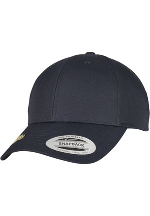 Marine snapback caps laget av slitesterkt stoff, med en flat skygge, sømmet ventilasjonsåpninger og et merke på forsiden med merkevareinformasjon.