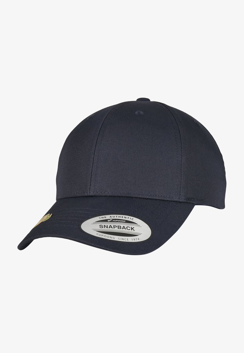 Tengerészeti snapback sapka tartós anyagból, lapos napellenzővel, varrott szellőzőlyukakkal és elöl márkainformációkkal ellátott címkével.