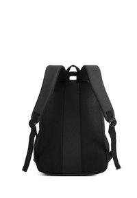 Zaino nero con spallacci in rete imbottita, caratterizzato da un design strutturato e una finitura testurizzata sul retro per la traspirabilità.