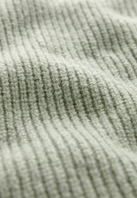 Zachte groene stof met een ribbeltextuur, met verticale strepen, die een dikke, gezellige uitstraling heeft. Ideaal voor warme kleding of bekleding.