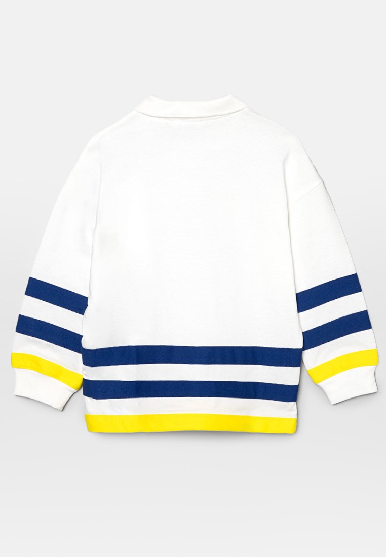 Felpa bianca con colletto, caratterizzata da strisce orizzontali blu e gialle sulle maniche e sull'orlo inferiore. Tessuto morbido e testurizzato.