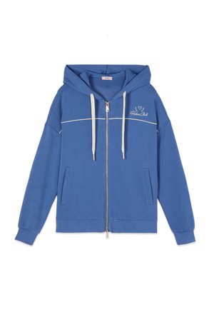 Sudadera con capucha azul con cremallera, cordones blancos, bolsillos delanteros, ribete blanco en el pecho y bordado "Relax Club" en el lado izquierdo del pecho.