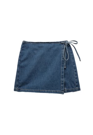 Denim wikkelrok in donkerblauw, met striksluiting aan de zijkant, rechte zoomlijn en een textuur met een lichte vervaging.