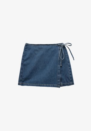 Tummansinisestä denimpöksystä valmistettu kietaisuhame, jossa on sivussa solmittava kiinnitys, suora helma ja tekstuuriltaan hieman haalistunut kangas.