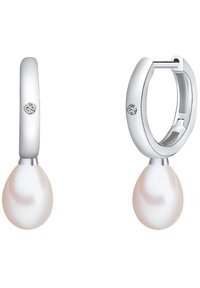 Gli orecchini a cerchio in argento presentano un design a goccia con una perla bianca luminosa e un piccolo dettaglio in diamante sul cerchio.