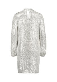 Srebrna sukienka z cekinami, z długimi rękawami, wysokim kołnierzem i wycięciem z tyłu. Tkanina ma refleksyjną, teksturowaną powierzchnię, tworzącą błyszczący efekt.