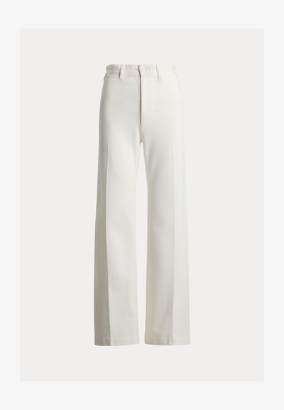 Vidbente, høytlivende bukser i hvit denim. Har en ren front med skjult knappelukking og subtile sømmer for struktur.