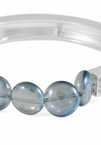 Plastarmband med ovala grå-blå pärlor och en klar rem. Har en slät yta och ett rektangulärt metallspänne.