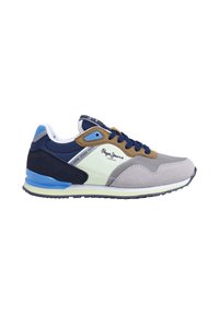 Baskets pour hommes en mélange de daim gris, de maille bleu marine et d'accents marron. Des détails bleu clair sur le talon et la semelle rehaussent le design.