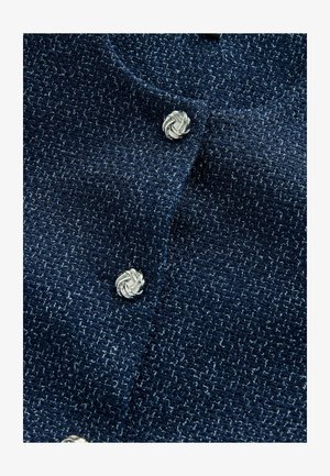 Marineblå tekstureret cardigan med sølvknuderknapper, lavet af et blødt stof med en subtil glans og et indviklet strikkemønster.