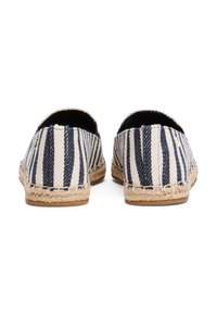 Espadrillas rigate in tela blu e crema con suola in juta. Retro arrotondato, texture morbida del tessuto e dettagli cuciti lungo i bordi.