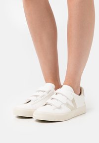 Veja RECIFE LOGO - Sapatilhas - extra white/pierre natural
