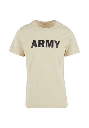 Krém színű pamut póló rövid ujjakkal, amelyen élénk fekete betűk írják "ARMY" a mellrészen.